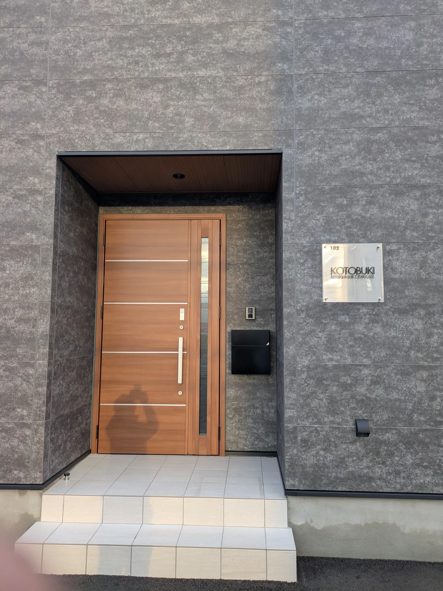 ステンレス・アクリルプレートサイン｜太宰府市 事務所表札施工事例