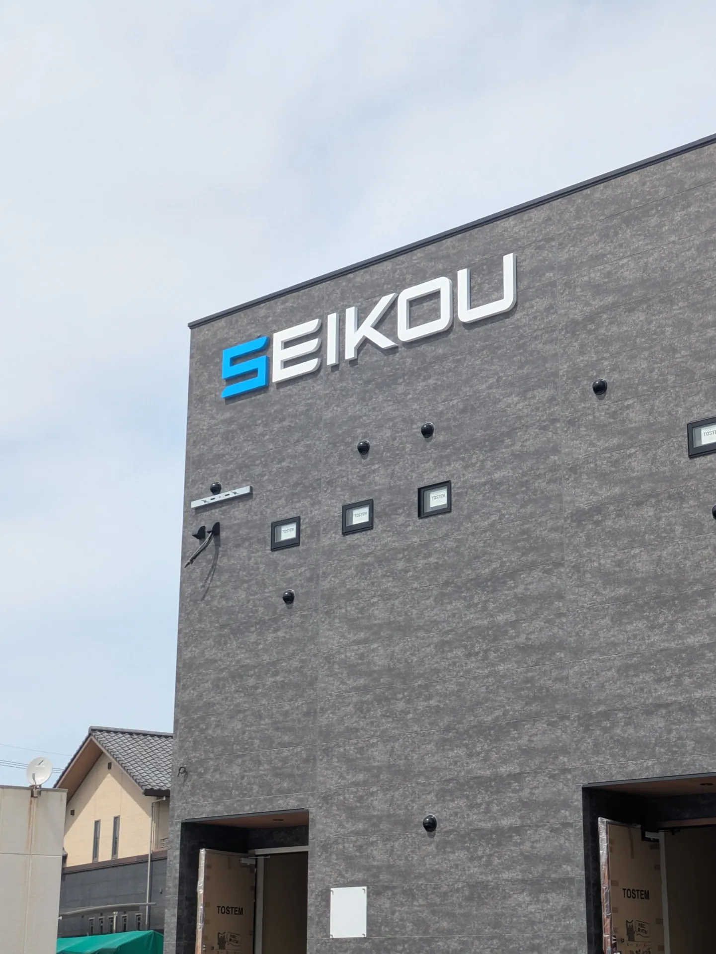 壁面チャンネル文字サイン｜建物外壁サイン施工事例